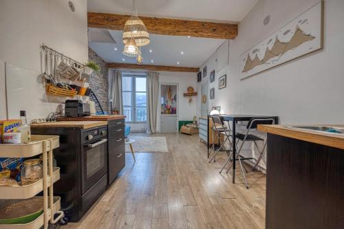 - une cuisine avec un comptoir et une table dans une pièce dans l'établissement Le Fantastic - Quai de Grenoble / Bastille, à Grenoble