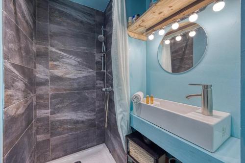 W łazience znajduje się umywalka i prysznic. w obiekcie Le Fantastic - Quai de Grenoble / Bastille w Grenoble