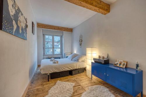 - une chambre avec un lit, une commode bleue et une fenêtre dans l'établissement Le Fantastic - Quai de Grenoble / Bastille, à Grenoble