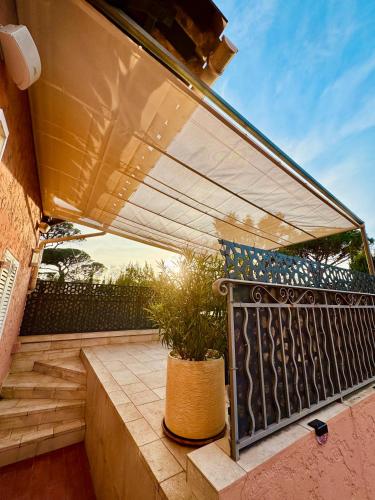 Studio climatise, terrasse, parking prive, 50m de la plage