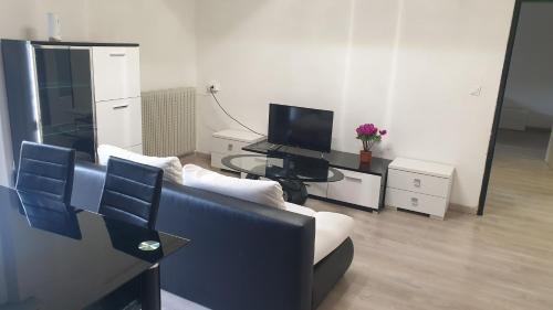 sala de estar con sofá y TV en Appartamento vicino università, en Piacenza