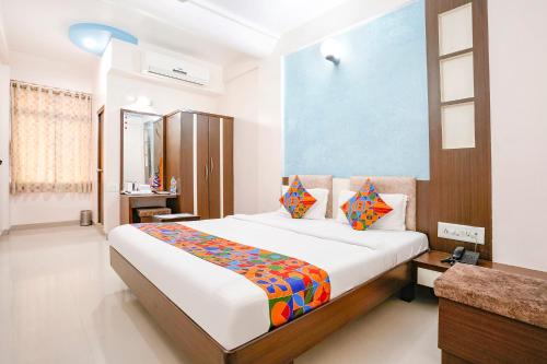 1 dormitorio con 1 cama grande en una habitación en FabHotel Skylon, Near Mahatma Mandir, en Pethāpur