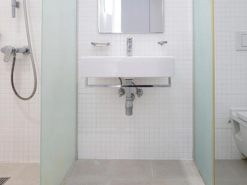 濟州的住宿－Boutique Pool Villa NAMIB，白色的浴室设有水槽和卫生间。