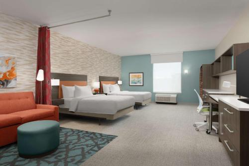 Habitación de hotel con 2 camas y escritorio en Home2 Suites By Hilton Abilene Southwest en Abilene