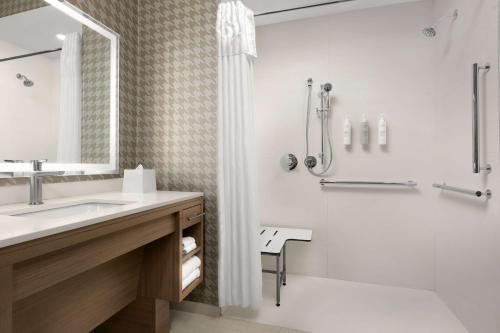 ein Bad mit einem Waschbecken, einer Dusche und einem WC in der Unterkunft Home2 Suites By Hilton Abilene Southwest in Abilene