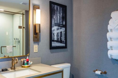 Ένα μπάνιο στο The Yorktowne Hotel, Tapestry Collection by Hilton