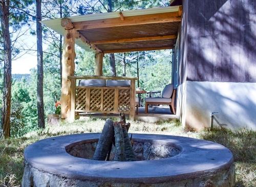 a fire pit in the backyard of a house at Finca Chuchiyá cabañas Tecpan in Tecpán Guatemala