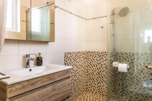 ein Badezimmer mit Waschbecken und Dusche in der Unterkunft Villa Azra in Zakynthos