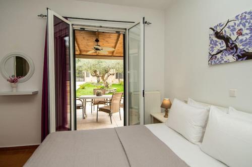 Schlafzimmer mit einem Bett und Blick auf einen Tisch in der Unterkunft Villa Azra in Zakynthos