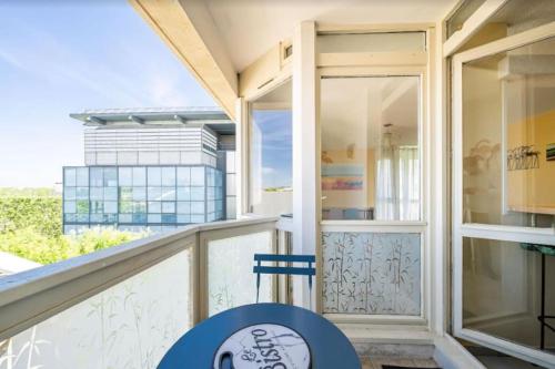 un balcon avec vue sur un immeuble dans l'établissement L'Horizon, T3, Terrasse, Pkg, Quartier Antigone, à Montpellier