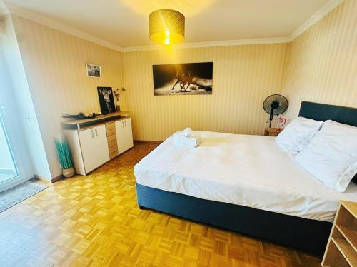 una camera con un grande letto di Montreux IX a Montreux