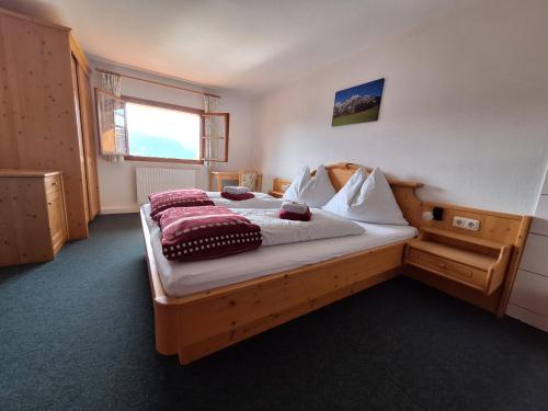 Кровать или кровати в номере Pferdehof Oberegg