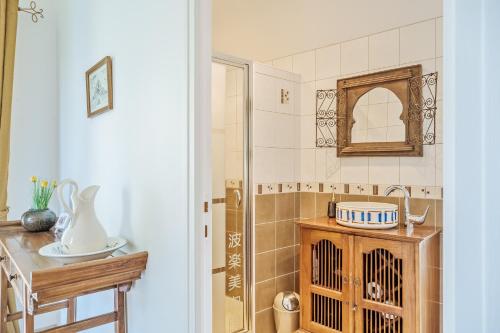 baño con ducha y mesa con lavamanos en Chambre d'hôte La Chapelle, en La Rochelle-Normande
