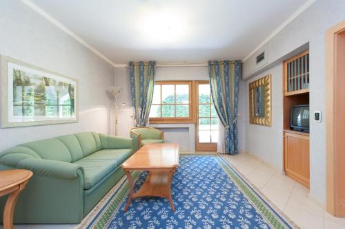 - un salon avec un canapé et une table dans l'établissement Residence Werth, à Bolzano