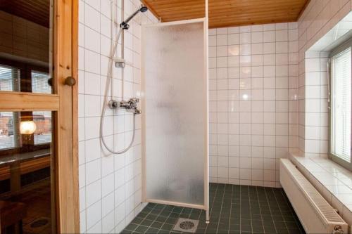 y baño con ducha y puerta de cristal. en 19th century house with parking hall, own entrance and terrace en Vaasa