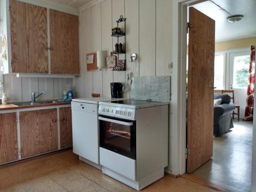 - une cuisine avec un four au milieu dans l'établissement 1940s house in Vestre Toten, à Boverbru