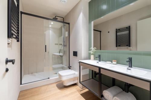 バルセロナにあるアスパシオス ランブラ カタルーニャ スイーツのバスルーム(洗面台、トイレ、シャワー付)