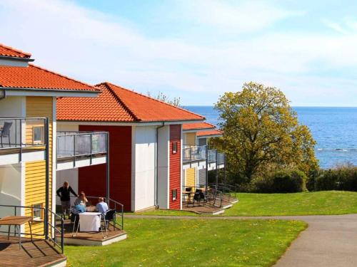 阿靈厄的住宿－6 person holiday home in Allinge，一组以海洋为背景的房屋