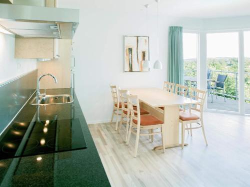 - une cuisine et une salle à manger avec une table et des chaises dans l'établissement 6 person holiday home in Allinge, à Allinge