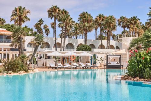 Bazén v ubytování AluaSoul Menorca - Adults Only nebo v jeho okolí