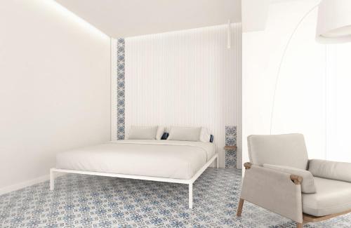 فندق Montemare في بوسيتانو: غرفة نوم بيضاء بسرير وكرسي