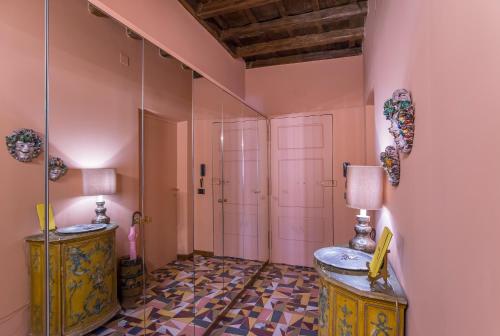 ein Bad mit rosa Wänden und Fliesenboden in der Unterkunft Ripense in Rom