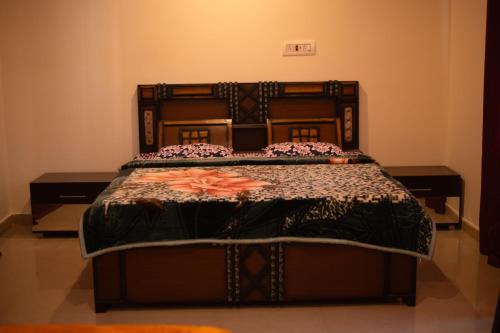 Giường trong phòng chung tại Orange House