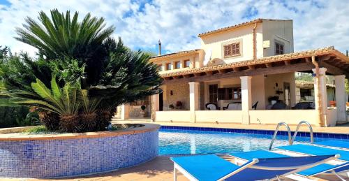 a villa with a swimming pool and a resort at Increible finca rustica con piscina in Selva