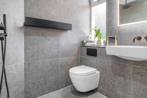 a bathroom with a white toilet and a sink at Stylish Elegance in City's Heart in Edinburgh