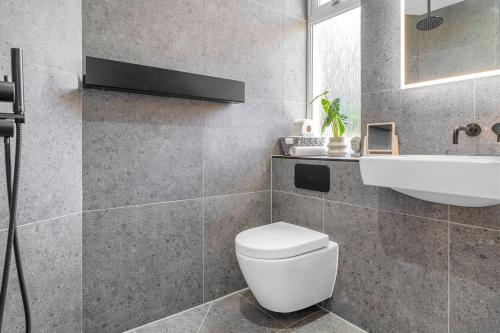 un bagno con un water bianco e un lavandino di Stylish Elegance in City's Heart a Edimburgo