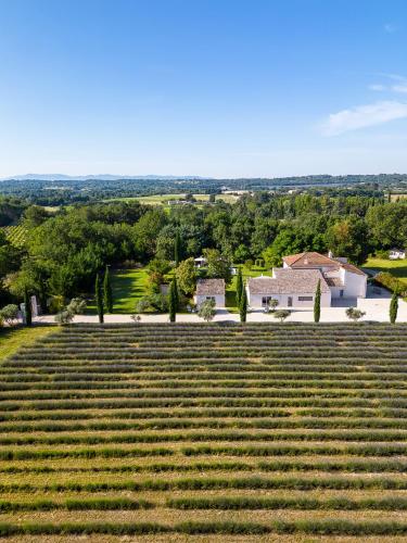 an aerial view of a large field of crops at La Bastide de Damien, 5 clefs Demeure d'Exception et Table Remarquable dans le guide Teritoria, JACUZZI Privatif, Cuisine étoilée Dominique Frérard in Aix-en-Provence