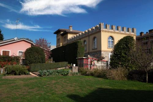 a large house with a yard in front of it at Accomodation Hotel Castello Il Codirosso in Cesate