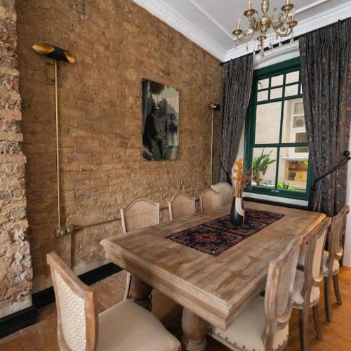 ein Esszimmer mit einem Holztisch und Stühlen in der Unterkunft Galata kulesi'nin tam karşısında muhteşem daire in Istanbul