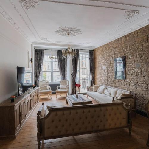 ein großes Wohnzimmer mit einem Sofa und einem TV in der Unterkunft Galata kulesi'nin tam karşısında muhteşem daire in Istanbul