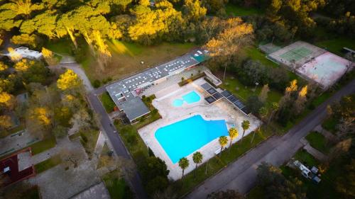 una vista aérea de una piscina en un patio en Kampaoh Lisboa en Lisboa