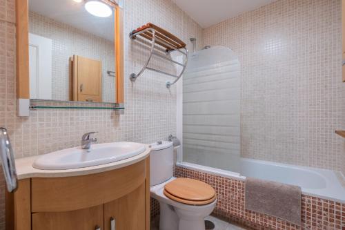 a bathroom with a sink and a toilet and a tub at Experiencia Marina A107 in Torrox