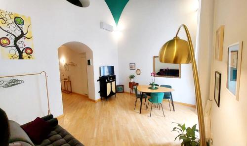 salon ze stołem i kanapą w obiekcie Maison In Centro w mieście Neapol