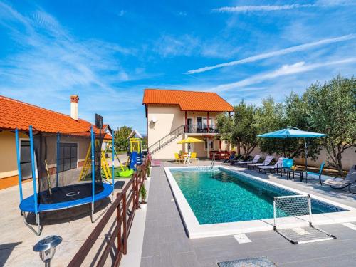 Bazén v ubytování Holiday Home Villa Vesna Lux nebo v jeho okolí
