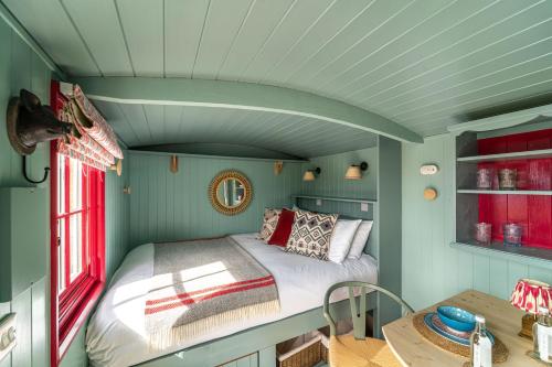 Un pat sau paturi într-o cameră la Barlwyd Glamping