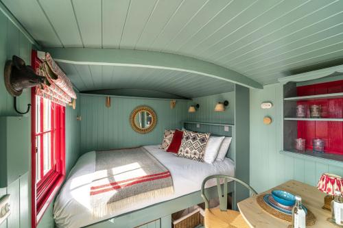Postel nebo postele na pokoji v ubytování Barlwyd Glamping