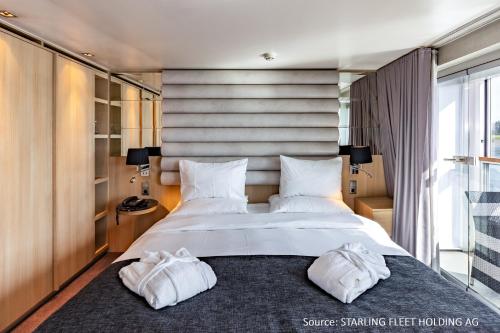 Кровать или кровати в номере KD Hotelship Düsseldorf Comfort Plus