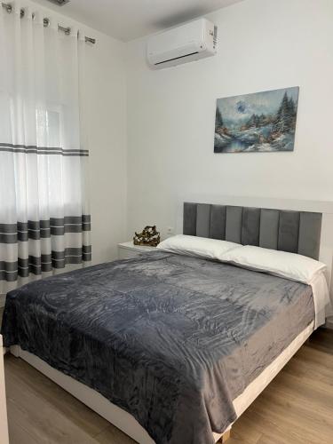 ein Schlafzimmer mit einem großen Bett in einem Zimmer in der Unterkunft Apartment Villa Virginia in Berat