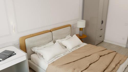 um quarto com uma cama com duas almofadas brancas em Avangard on Saint Teodora Sg 6 em Lviv