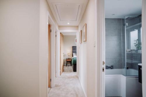 a hallway with a bathroom with a tub and a bedroom at Modern Home in Warwickshire in Stratford-upon-Avon