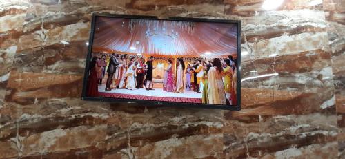 Et tv og/eller underholdning på Diplomat luxury home stay in private apartment with kitchen, washroom, wifi , Android tv, fridge in cream location of posh south delhi foreiner area of lajpat nagar, safst locality of Delhi for single females