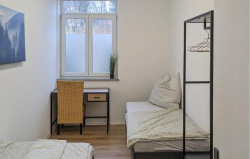 Habitación con espejo, cama y ventana en Stunning Apartment In Bad Heilbrunn With Wifi, en Bad Heilbrunn