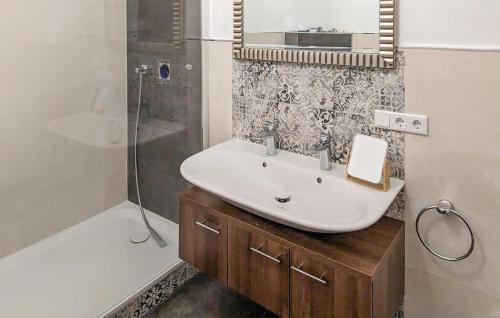 y baño con lavabo, ducha y espejo. en Stunning Apartment In Bad Heilbrunn With Wifi, en Bad Heilbrunn