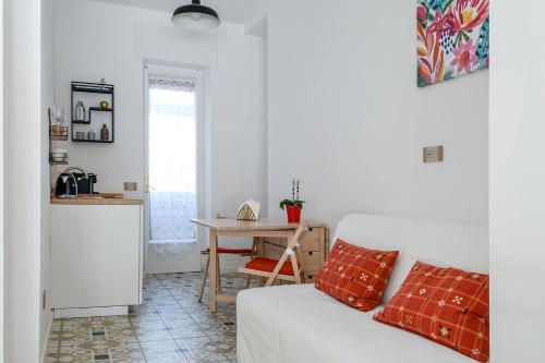 un soggiorno con divano bianco e tavolo di Edahouse a Salerno