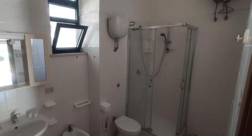 プラーイア・ア・マーレにあるInternational Camping Villageのバスルーム(シャワー、トイレ、シンク付)