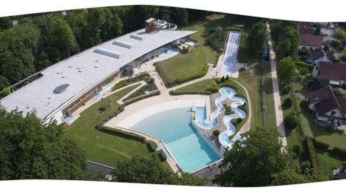 una vista aérea de una piscina en un complejo en Grand Mobile-Home 6 Places climatisé, en Munster
